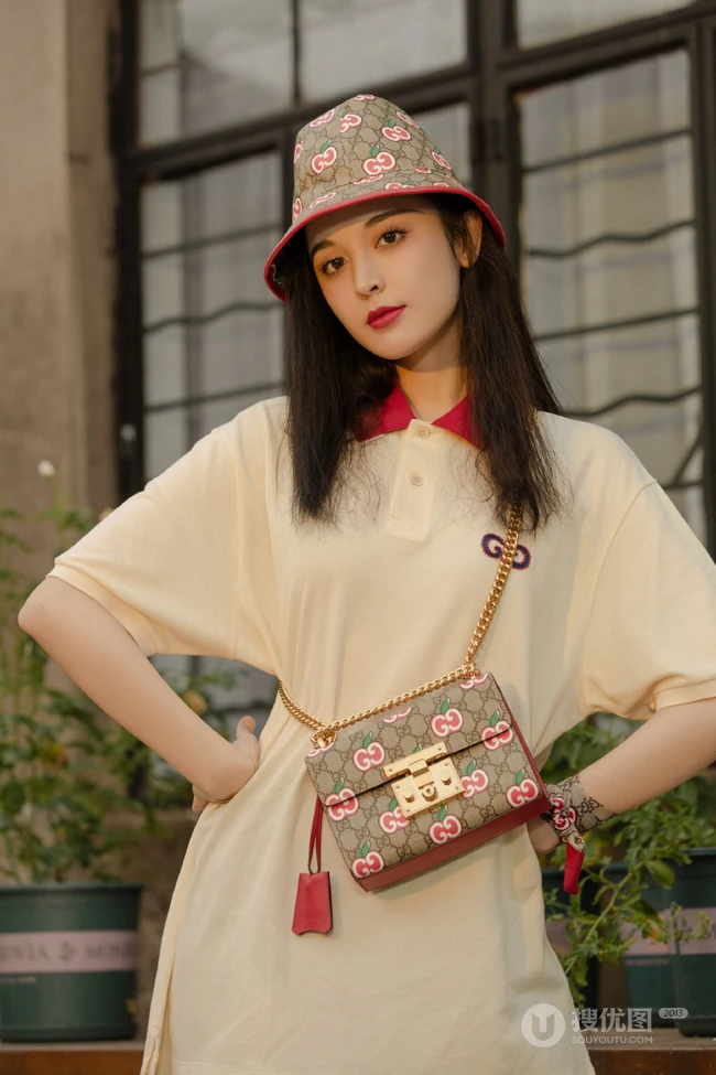 戴着可爱圆帽子的古力娜扎休闲潮流装扮街拍美照
