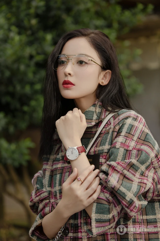 戴着可爱圆帽子的古力娜扎休闲潮流装扮街拍美照