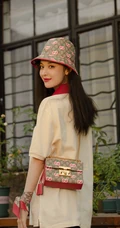 戴着可爱圆帽子的古力娜扎休闲潮流装扮街拍美照