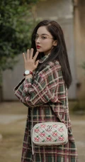戴着可爱圆帽子的古力娜扎休闲潮流装扮街拍美照