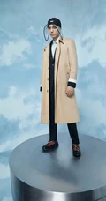 浓眉大眼，高鼻梁，小平头帅哥宋威龙一袭暖黄色大衣着身帅气俊朗写真照片