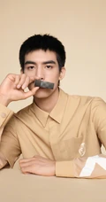 浓眉大眼，高鼻梁，小平头帅哥宋威龙一袭暖黄色大衣着身帅气俊朗写真照片
