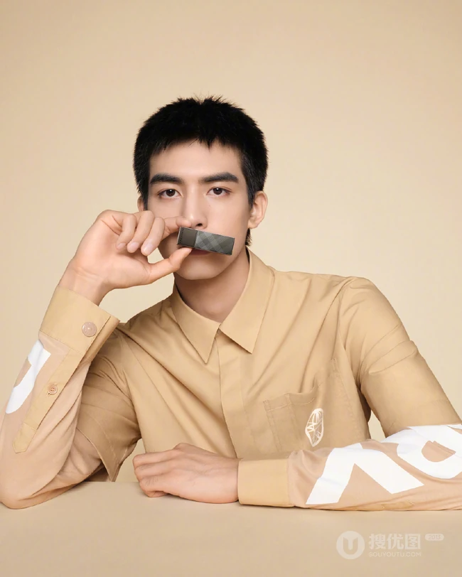 浓眉大眼，高鼻梁，小平头帅哥宋威龙一袭暖黄色大衣着身帅气俊朗写真照片