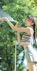 双麻花辫美丽可人肩带衣牛仔短裤少女户外草地清新写真图片