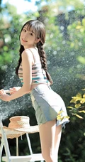 双麻花辫美丽可人肩带衣牛仔短裤少女户外草地清新写真图片