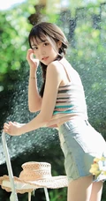 双麻花辫美丽可人肩带衣牛仔短裤少女户外草地清新写真图片