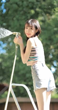 双麻花辫美丽可人肩带衣牛仔短裤少女户外草地清新写真图片