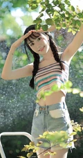 双麻花辫美丽可人肩带衣牛仔短裤少女户外草地清新写真图片