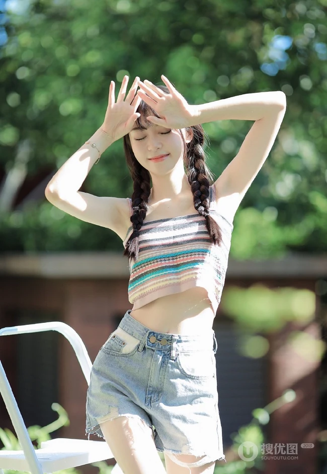 双麻花辫美丽可人肩带衣牛仔短裤少女户外草地清新写真图片