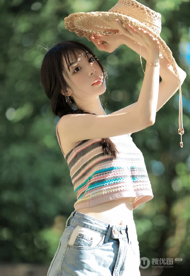 双麻花辫美丽可人肩带衣牛仔短裤少女户外草地清新写真图片