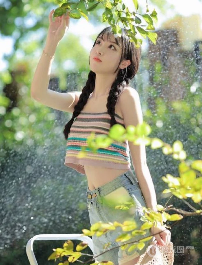 双麻花辫美丽可人肩带衣牛仔短裤少女户外草地清新写真图片