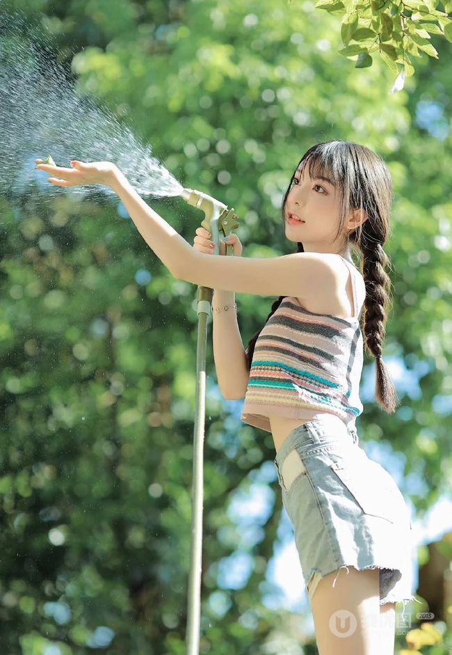 双麻花辫美丽可人肩带衣牛仔短裤少女户外草地清新写真图片