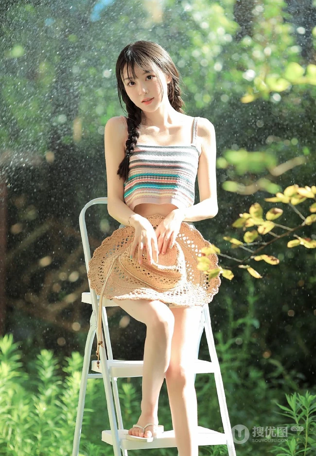 双麻花辫美丽可人肩带衣牛仔短裤少女户外草地清新写真图片