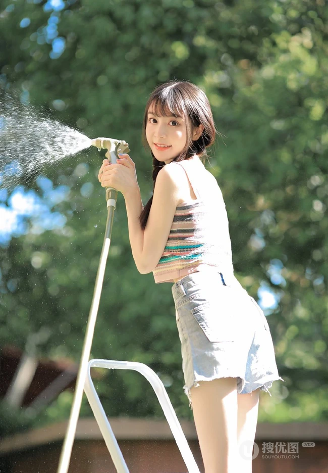 双麻花辫美丽可人肩带衣牛仔短裤少女户外草地清新写真图片