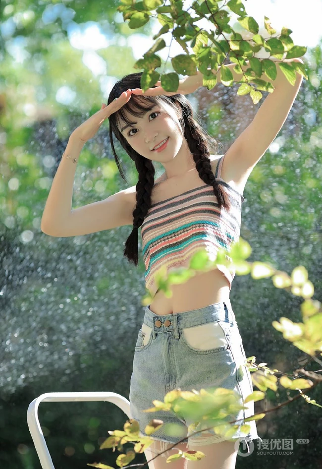 双麻花辫美丽可人肩带衣牛仔短裤少女户外草地清新写真图片