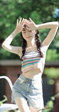 双麻花辫美丽可人肩带衣牛仔短裤少女户外草地清新写真图片
