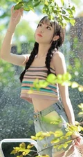 双麻花辫美丽可人肩带衣牛仔短裤少女户外草地清新写真图片