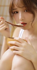 治愈系美丽女孩肩带衣短裤日式小木屋清新清新写真图片