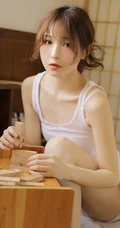 治愈系美丽女孩肩带衣短裤日式小木屋清新清新写真图片