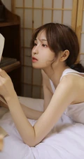 治愈系美丽女孩肩带衣短裤日式小木屋清新清新写真图片