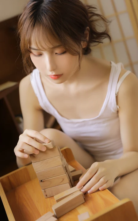 治愈系美丽女孩肩带衣短裤日式小木屋清新清新写真图片