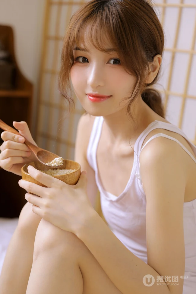 治愈系美丽女孩肩带衣短裤日式小木屋清新清新写真图片