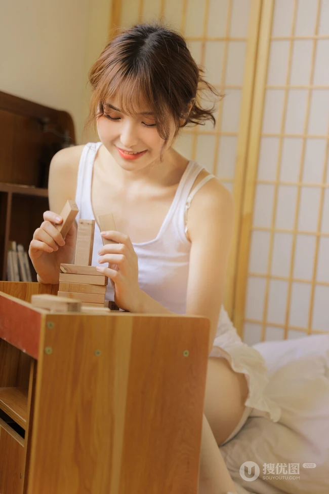 治愈系美丽女孩肩带衣短裤日式小木屋清新清新写真图片
