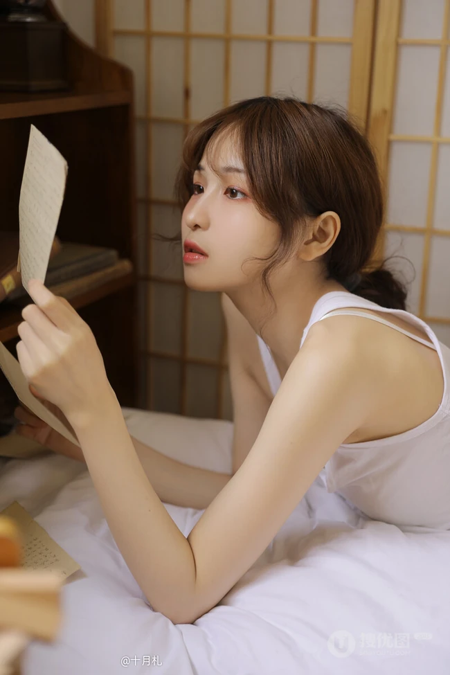 治愈系美丽女孩肩带衣短裤日式小木屋清新清新写真图片