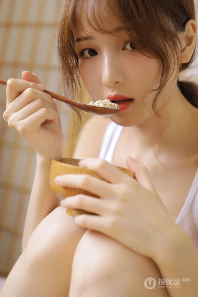 治愈系美丽女孩肩带衣短裤日式小木屋清新清新写真图片