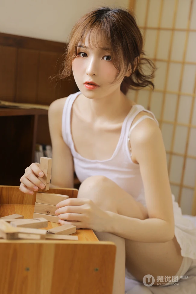 治愈系美丽女孩肩带衣短裤日式小木屋清新清新写真图片