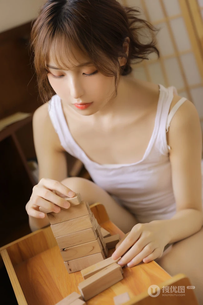 治愈系美丽女孩肩带衣短裤日式小木屋清新清新写真图片