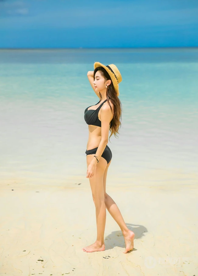 精选匀称身形女生模特儿朴秀妍沙滩泳装系列高挑气质写真照片图集
