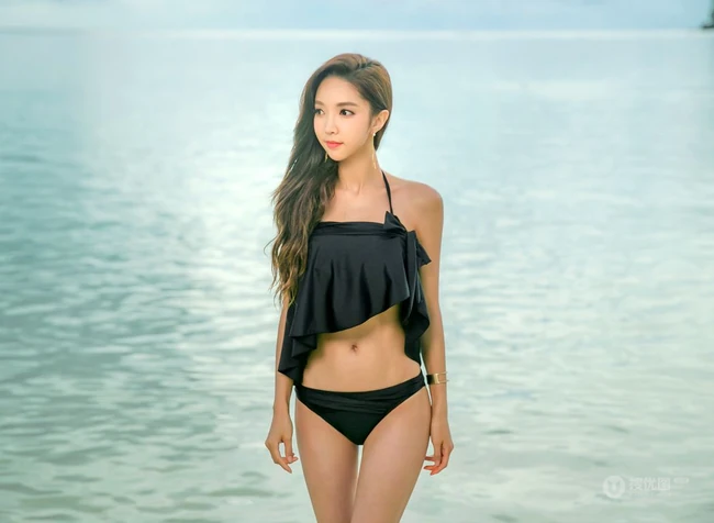 精选匀称身形女生模特儿朴秀妍沙滩泳装系列高挑气质写真照片图集