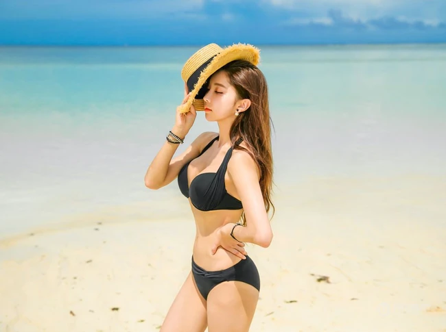 精选匀称身形女生模特儿朴秀妍沙滩泳装系列高挑气质写真照片图集