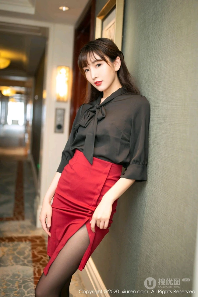 柔情蜜意的气质时尚女生陆萱萱黑衫红裙制服深袜袜OL主题系列室内图片