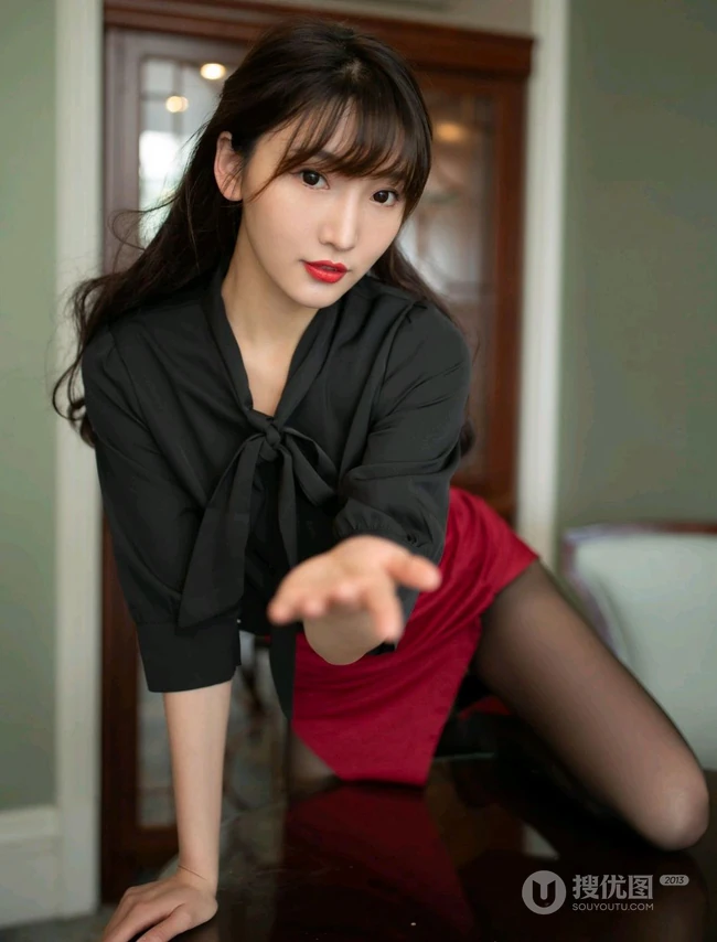 柔情蜜意的气质时尚女生陆萱萱黑衫红裙制服深袜袜OL主题系列室内图片