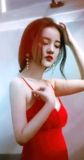 肩带红裙美丽女孩唯美气质复古胶片色彩好看室内艺术摄影写真照