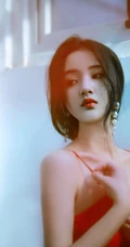 肩带红裙美丽女孩唯美气质复古胶片色彩好看室内艺术摄影写真照