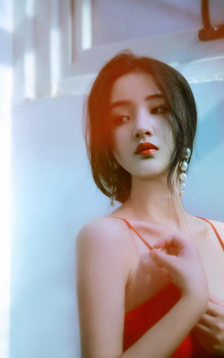 肩带红裙美丽女孩唯美气质复古胶片色彩好看室内艺术摄影写真照