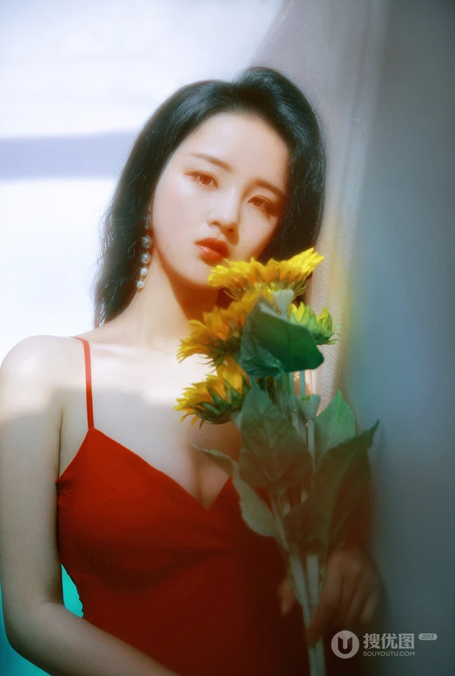 肩带红裙美丽女孩唯美气质复古胶片色彩好看室内艺术摄影写真照