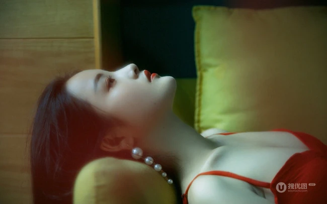 肩带红裙美丽女孩唯美气质复古胶片色彩好看室内艺术摄影写真照