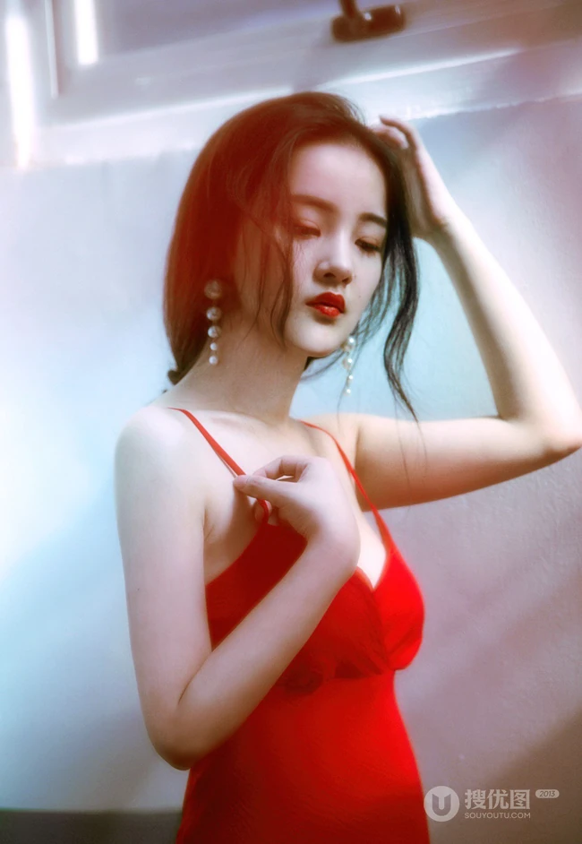 肩带红裙美丽女孩唯美气质复古胶片色彩好看室内艺术摄影写真照