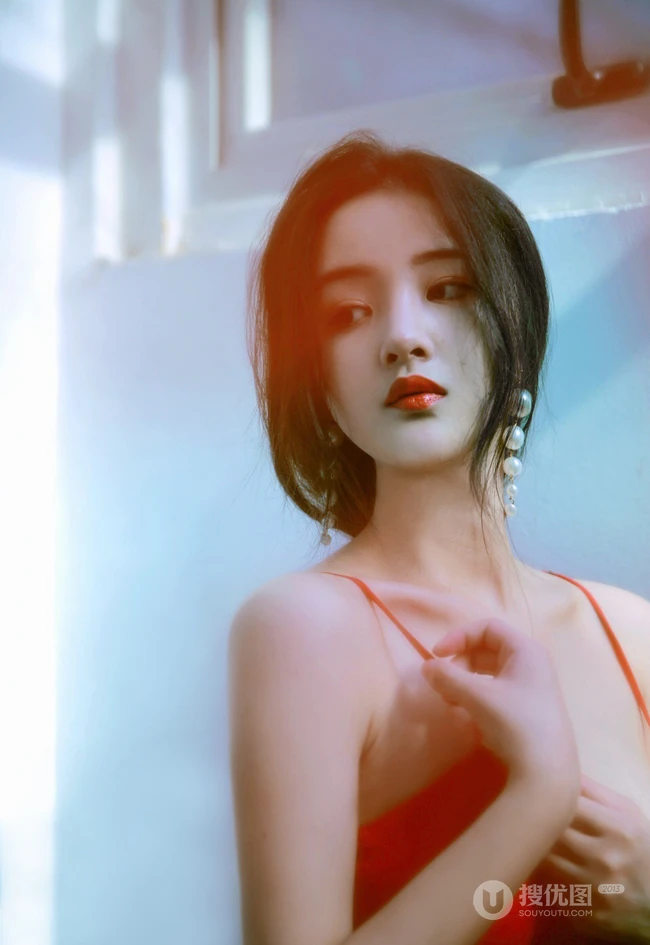 肩带红裙美丽女孩唯美气质复古胶片色彩好看室内艺术摄影写真照