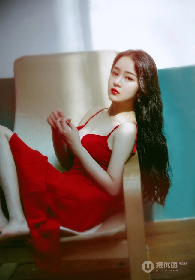 肩带红裙美丽女孩唯美气质复古胶片色彩好看室内艺术摄影写真照