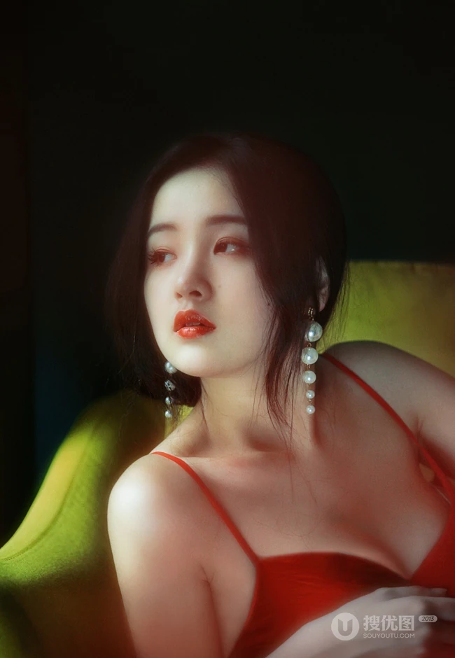 肩带红裙美丽女孩唯美气质复古胶片色彩好看室内艺术摄影写真照