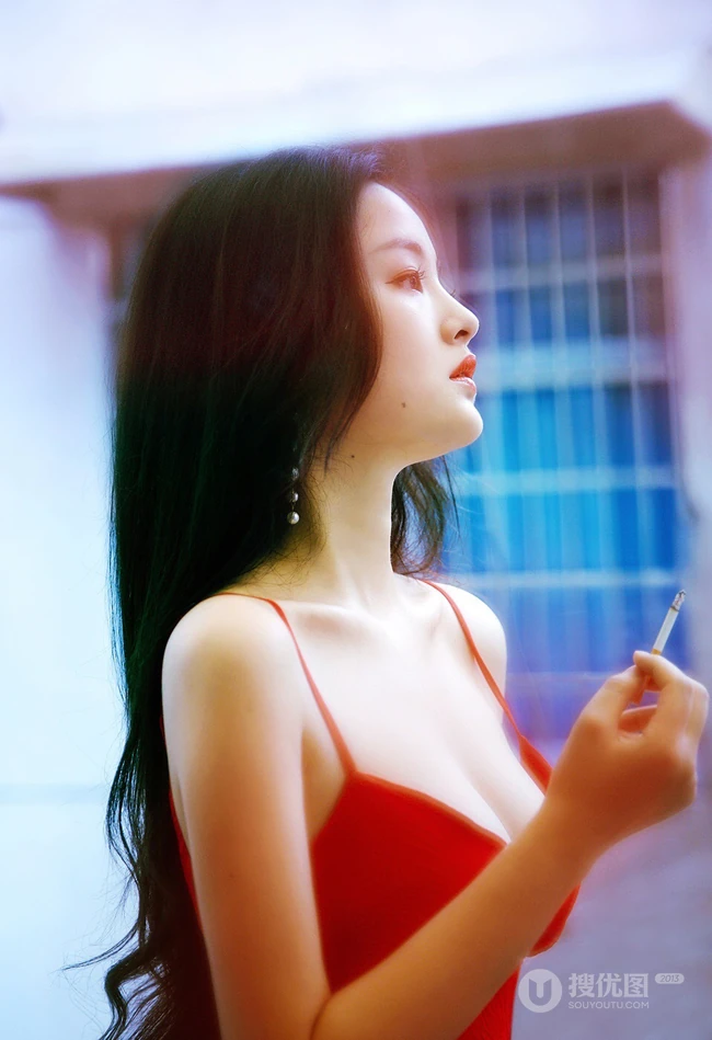 肩带红裙美丽女孩唯美气质复古胶片色彩好看室内艺术摄影写真照