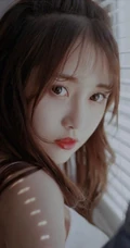 匀称白皙少女的独特魅力，肩带背心短裤女生依唯美室内复古艺术写真