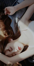 匀称白皙少女的独特魅力，肩带背心短裤女生依唯美室内复古艺术写真