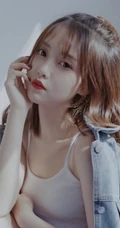 匀称白皙少女的独特魅力，肩带背心短裤女生依唯美室内复古艺术写真