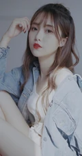 匀称白皙少女的独特魅力，肩带背心短裤女生依唯美室内复古艺术写真